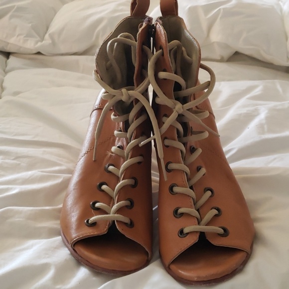 Steve Madden Shoes - Lace up <Steve Madden> 3" stacked wooden heel